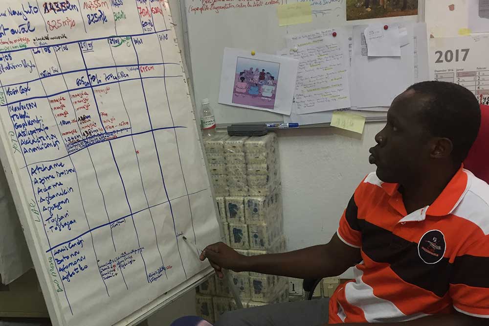 Man looking at flipchart concerning Togolese Red Cross distribution